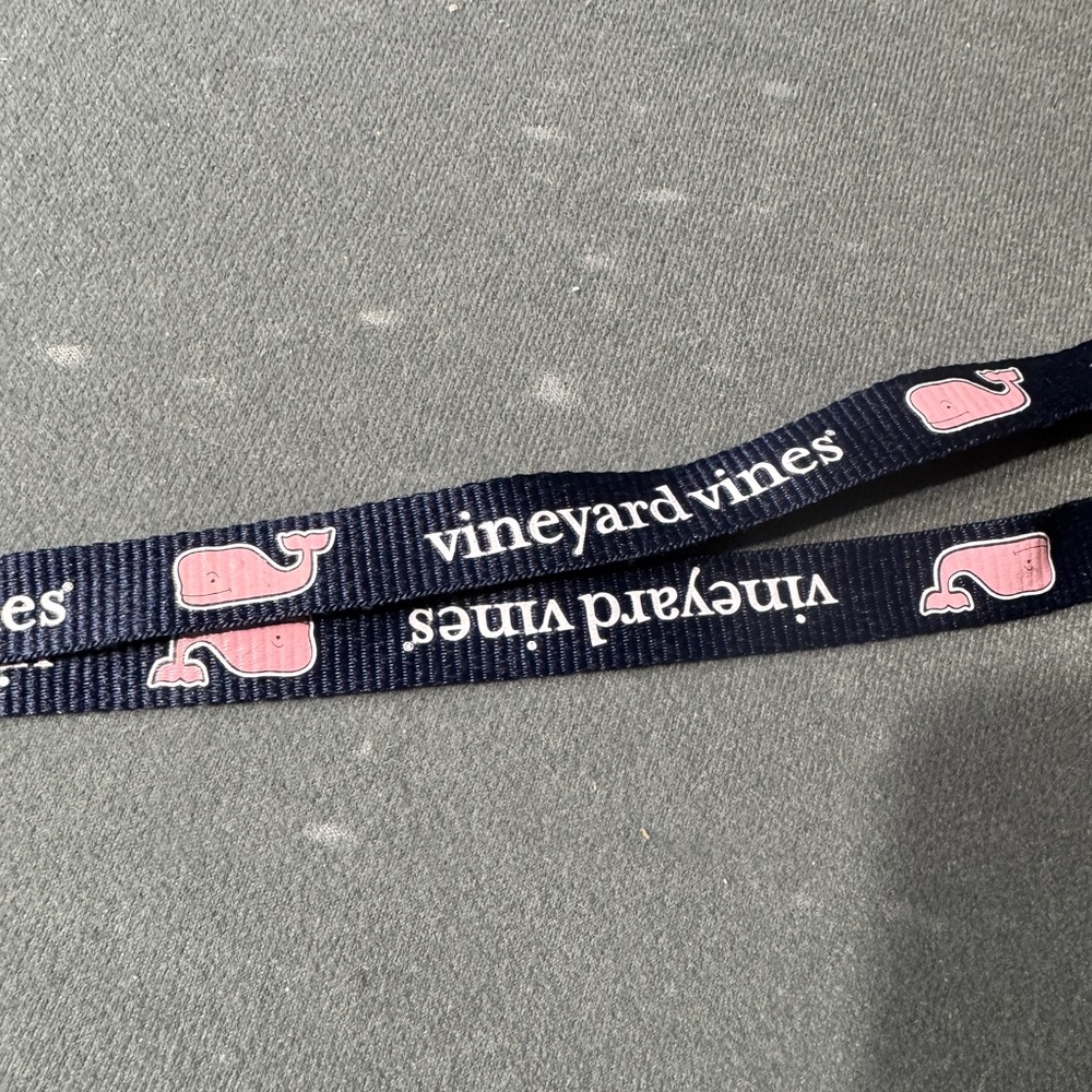 VINEYARD VINES LANYARD NAVY BLUE PINK WHALES